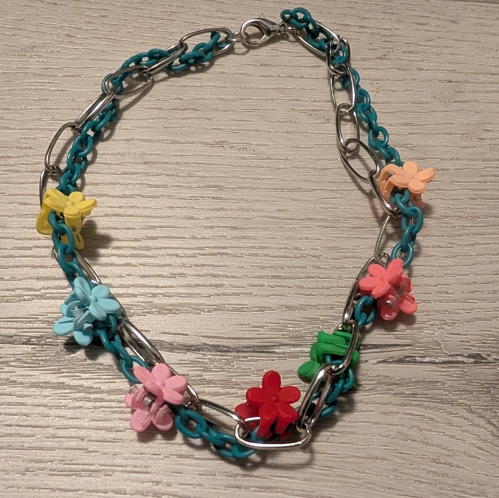 Dolls Kill 90s Choker With Mini Flower Hair Clips 10$